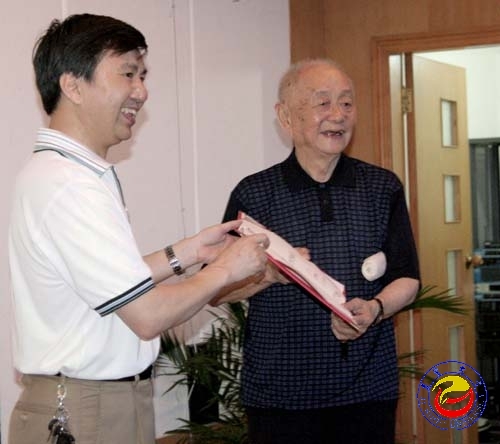 黄老接受新葡的京集团8814终生教授聘书